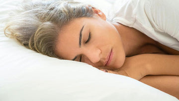 A woman is sleeping on an Elviros side sleeper pillow