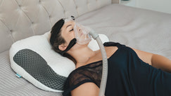 Woman with sleep apnea sleeping on an Elviros pillow