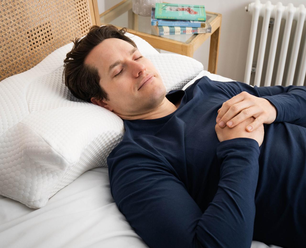 A man is having a peaceful sleep on Elviros orthopedic pillow