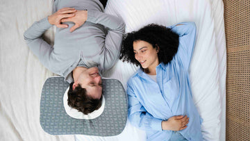 A young couple is lying on Elviros side sleeper pillow