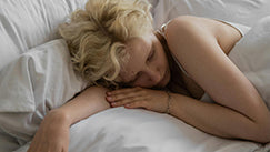 A woman is sleeping on Elviros mattress.