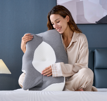 Women is holding an Elviros Memory foam pillow